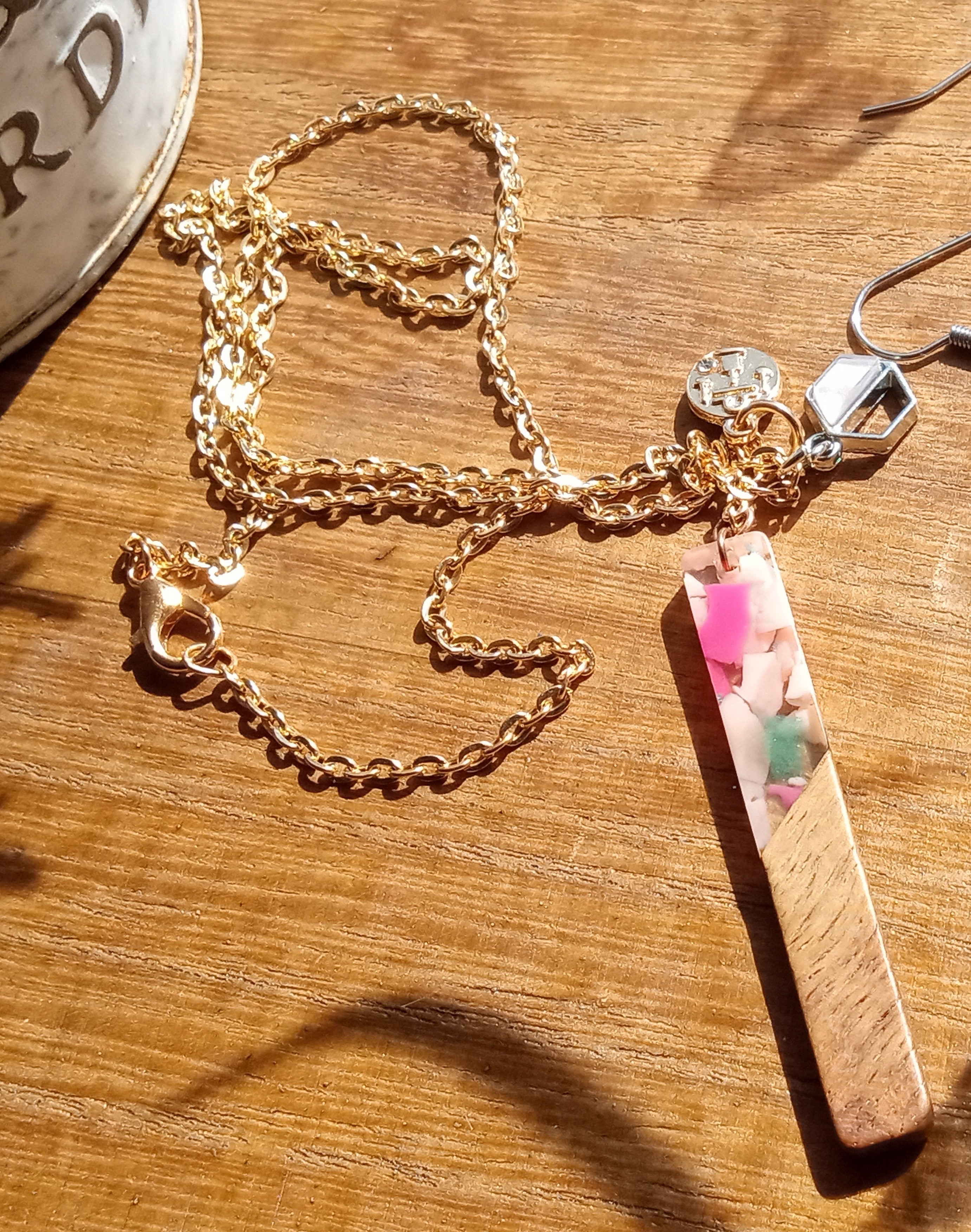 Resin & Walnut Pendant Charm Necklace 19"(white/pink/green)